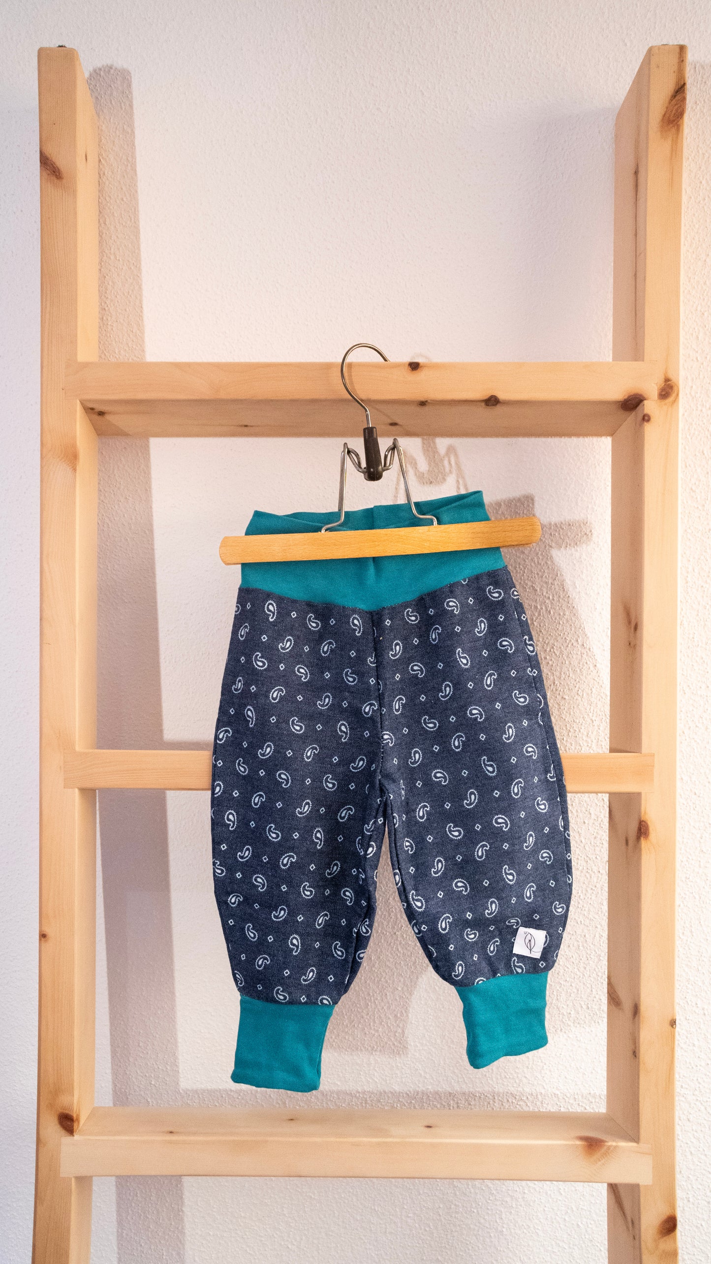Dunkelblaue Hose für Kleinkinder in der Grösse 74-80.